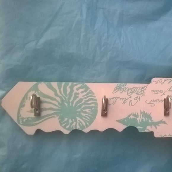 Wood Key Shape Keyholder from Beachcombers - Picture 3 of 8